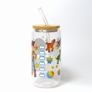 Szklany kubek 550 ml z bambusową pokrywką i słomką - Toy Story z postaciami z bajki i akcentami kubka rodem z kawiarni - pocichutku.pl