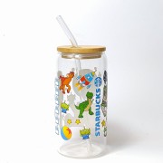 Szklany kubek 550 ml z bambusową pokrywką i słomką - Toy Story z postaciami z bajki i akcentami kubka rodem z kawiarni - pocichutku.pl