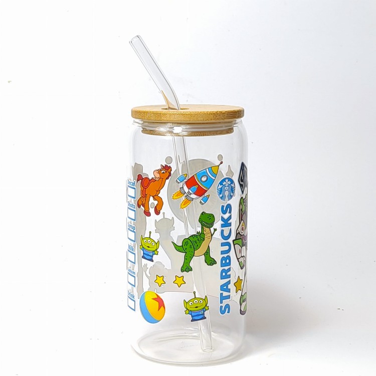 Szklany kubek 550 ml z bambusową pokrywką i słomką - Toy Story z postaciami z bajki i akcentami kubka rodem z kawiarni - pocichutku.pl
