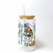 Szklany kubek 550 ml z bambusową pokrywką i słomką - Toy Story z postaciami z bajki i akcentami kubka rodem z kawiarni - pocichutku.pl
