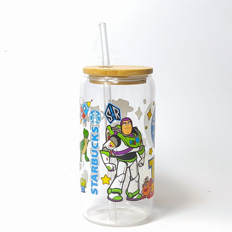 Szklany kubek 550 ml z bambusową pokrywką i słomką - Toy Story z postaciami z bajki i akcentami kubka rodem z kawiarni - pocichutku.pl