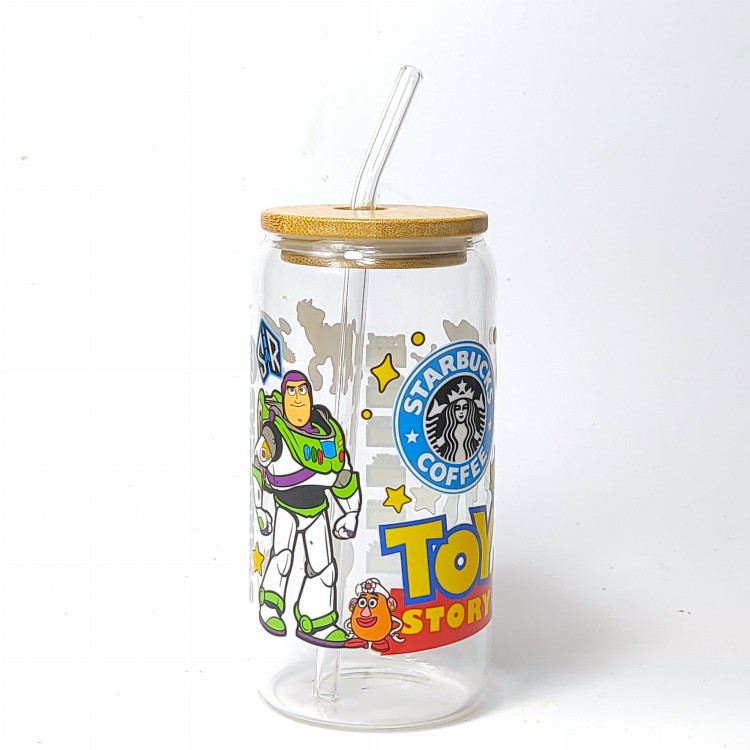 Szklany kubek 550 ml z bambusową pokrywką i słomką - Toy Story z postaciami z bajki i akcentami kubka rodem z kawiarni - pocichutku.pl