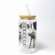 Szklany kubek 550 ml z bambusową pokrywką i słomką - postacie z kultowej serii STAR WARS z elementami kubka z kawiarni - pocichutku.pl