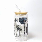 Szklany kubek 550 ml z bambusową pokrywką i słomką - postacie z kultowej serii STAR WARS z elementami kubka z kawiarni - pocichutku.pl