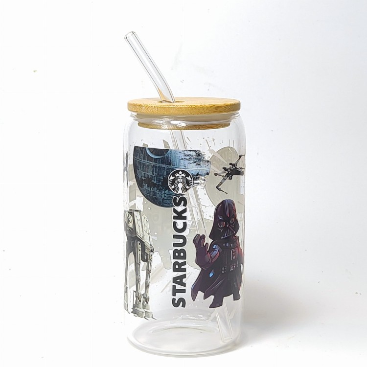 Szklany kubek 550 ml z bambusową pokrywką i słomką - postacie z kultowej serii STAR WARS z elementami kubka z kawiarni - pocichutku.pl