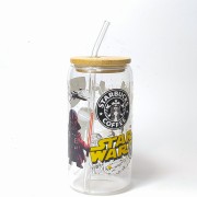 Szklany kubek 550 ml z bambusową pokrywką i słomką - postacie z kultowej serii STAR WARS z elementami kubka z kawiarni - pocichutku.pl