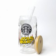 Szklany kubek 550 ml z bambusową pokrywką i słomką - postacie z kultowej serii STAR WARS z elementami kubka z kawiarni - pocichutku.pl