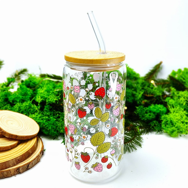 Szklany kubek 550 ml z pokrywką i słomką - poziomki różowe i czerwone z listkami - pocichutku.pl