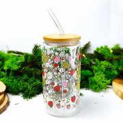 Szklany kubek 550 ml z pokrywką i słomką - poziomki różowe i czerwone z listkami - pocichutku.pl