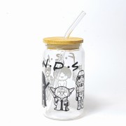 Szklany kubek 350 ml z bambusową pokrywką i słomką - postacie zarys inspirowane Star Wars z dopiskiem PRZYJACIELE - pocichutku.pl