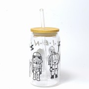 Szklany kubek 350 ml z bambusową pokrywką i słomką - postacie zarys inspirowane Star Wars z dopiskiem PRZYJACIELE - pocichutku.pl