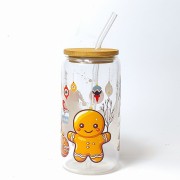 Świąteczny szklany kubek 550 ml z bambusową pokrywką i słomką - słodkie postacie Gwiazdorka pierniczka choinki - pocichutku.pl