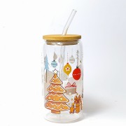 Świąteczny szklany kubek 550 ml z bambusową pokrywką i słomką - słodkie postacie Gwiazdorka pierniczka choinki - pocichutku.pl