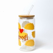 Szklany kubek 550 ml z pokrywką i słomką - kocham pierogi w ciemnej wersji, z serduszkiem - pocichutku.pl