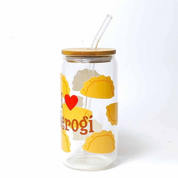 Szklany kubek 550 ml z pokrywką i słomką - kocham pierogi w ciemnej wersji, z serduszkiem - pocichutku.pl