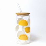 Szklany kubek 550 ml z pokrywką i słomką - kocham pierogi w ciemnej wersji, z serduszkiem - pocichutku.pl