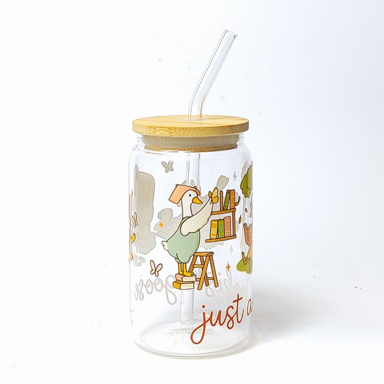 Szklany kubek 350 ml z bambusową pokrywką i słomką - Just a bookish goose gąska książkara - pocichutku.pl