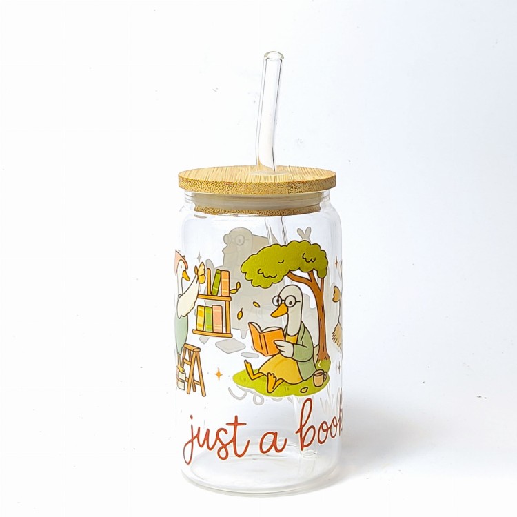 Szklany kubek 350 ml z bambusową pokrywką i słomką - Just a bookish goose gąska książkara - pocichutku.pl