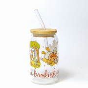 Szklany kubek 350 ml z bambusową pokrywką i słomką - Just a bookish goose gąska książkara - pocichutku.pl