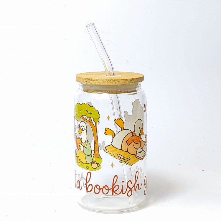 Szklany kubek 350 ml z bambusową pokrywką i słomką - Just a bookish goose gąska książkara - pocichutku.pl