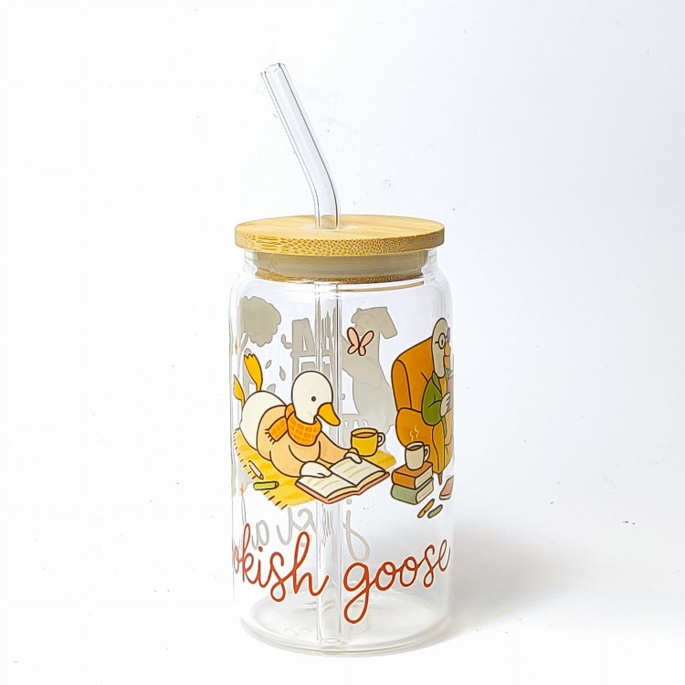 Szklany kubek 350 ml z bambusową pokrywką i słomką - Just a bookish goose gąska książkara - pocichutku.pl