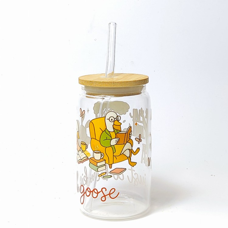 Szklany kubek 350 ml z bambusową pokrywką i słomką - Just a bookish goose gąska książkara - pocichutku.pl