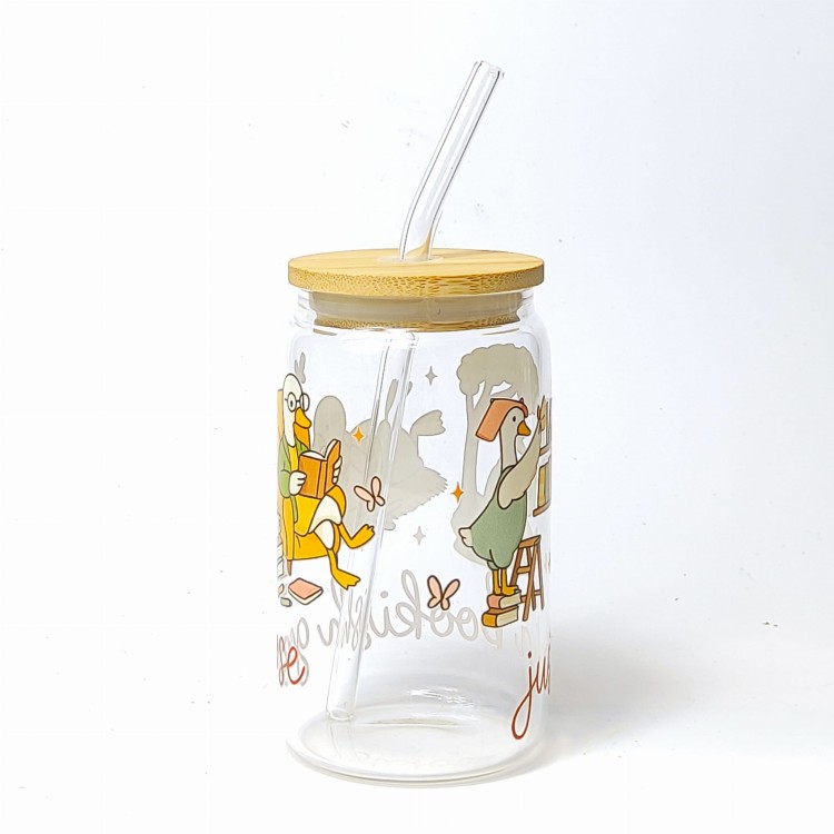Szklany kubek 350 ml z bambusową pokrywką i słomką - Just a bookish goose gąska książkara - pocichutku.pl