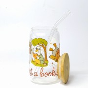 Szklany kubek 350 ml z bambusową pokrywką i słomką - Just a bookish goose gąska książkara - pocichutku.pl