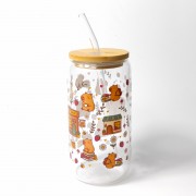 Szklany kubek 550 ml z bambusową pokrywką i słomką - księgarnia u kapibary z słodkimi kapibarami i kwiatkami, z motywem księgarni - pocichutku.pl