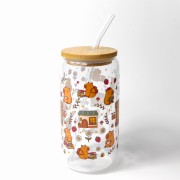 Szklany kubek 550 ml z bambusową pokrywką i słomką - księgarnia u kapibary z słodkimi kapibarami i kwiatkami, z motywem księgarni - pocichutku.pl