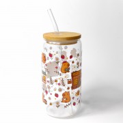 Szklany kubek 550 ml z bambusową pokrywką i słomką - księgarnia u kapibary z słodkimi kapibarami i kwiatkami, z motywem księgarni - pocichutku.pl
