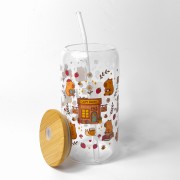 Szklany kubek 550 ml z bambusową pokrywką i słomką - księgarnia u kapibary z słodkimi kapibarami i kwiatkami, z motywem księgarni - pocichutku.pl