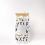 Szklany kubek 550 ml z bambusową pokrywką i słomką - ABCD z lampkami świątecznymi inspirowane The Strangers Things - pocichutku.pl