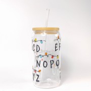 Szklany kubek 550 ml z bambusową pokrywką i słomką - ABCD z lampkami świątecznymi inspirowane The Strangers Things - pocichutku.pl