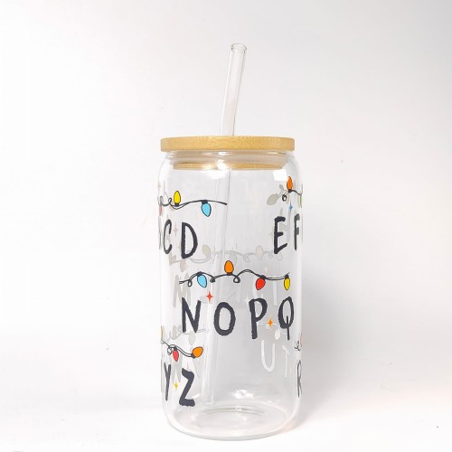 Szklany kubek 550 ml z bambusową pokrywką i słomką - ABCD z lampkami świątecznymi inspirowane The Strangers Things - pocichutku.pl