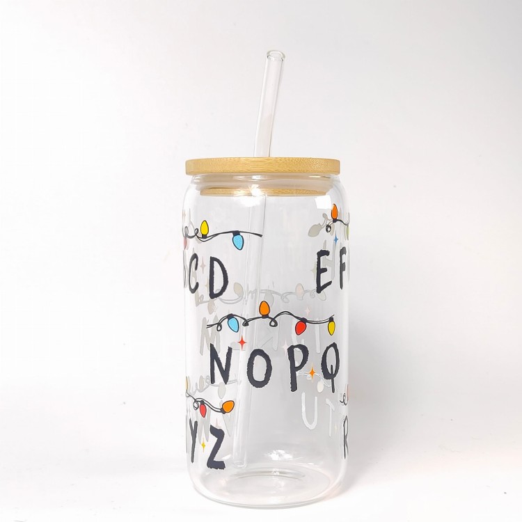 Szklany kubek 550 ml z bambusową pokrywką i słomką - ABCD z lampkami świątecznymi inspirowane The Strangers Things - pocichutku.pl
