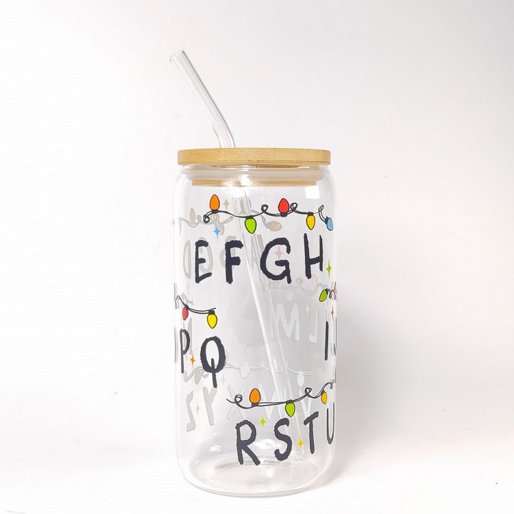 Szklany kubek 550 ml z bambusową pokrywką i słomką - ABCD z lampkami świątecznymi inspirowane The Strangers Things - pocichutku.pl