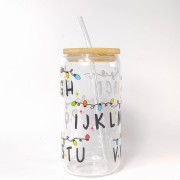 Szklany kubek 550 ml z bambusową pokrywką i słomką - ABCD z lampkami świątecznymi inspirowane The Strangers Things - pocichutku.pl