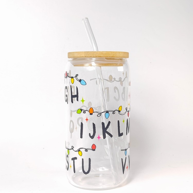 Szklany kubek 550 ml z bambusową pokrywką i słomką - ABCD z lampkami świątecznymi inspirowane The Strangers Things - pocichutku.pl