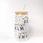 Szklany kubek 550 ml z bambusową pokrywką i słomką - ABCD z lampkami świątecznymi inspirowane The Strangers Things - pocichutku.pl