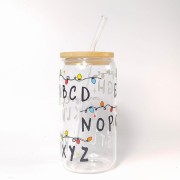 Szklany kubek 550 ml z bambusową pokrywką i słomką - ABCD z lampkami świątecznymi inspirowane The Strangers Things - pocichutku.pl