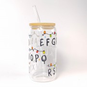 Szklany kubek 550 ml z bambusową pokrywką i słomką - ABCD z lampkami świątecznymi inspirowane The Strangers Things - pocichutku.pl
