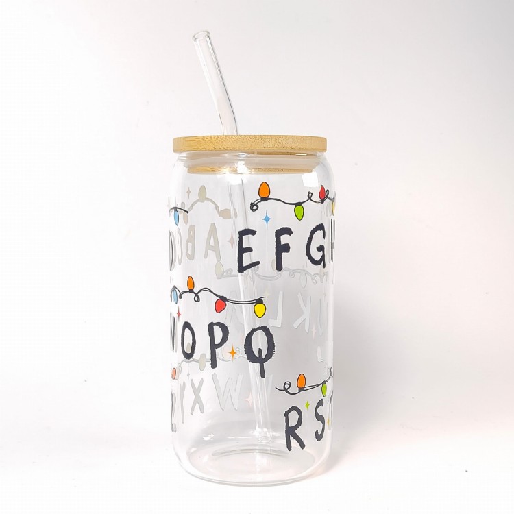 Szklany kubek 550 ml z bambusową pokrywką i słomką - ABCD z lampkami świątecznymi inspirowane The Strangers Things - pocichutku.pl
