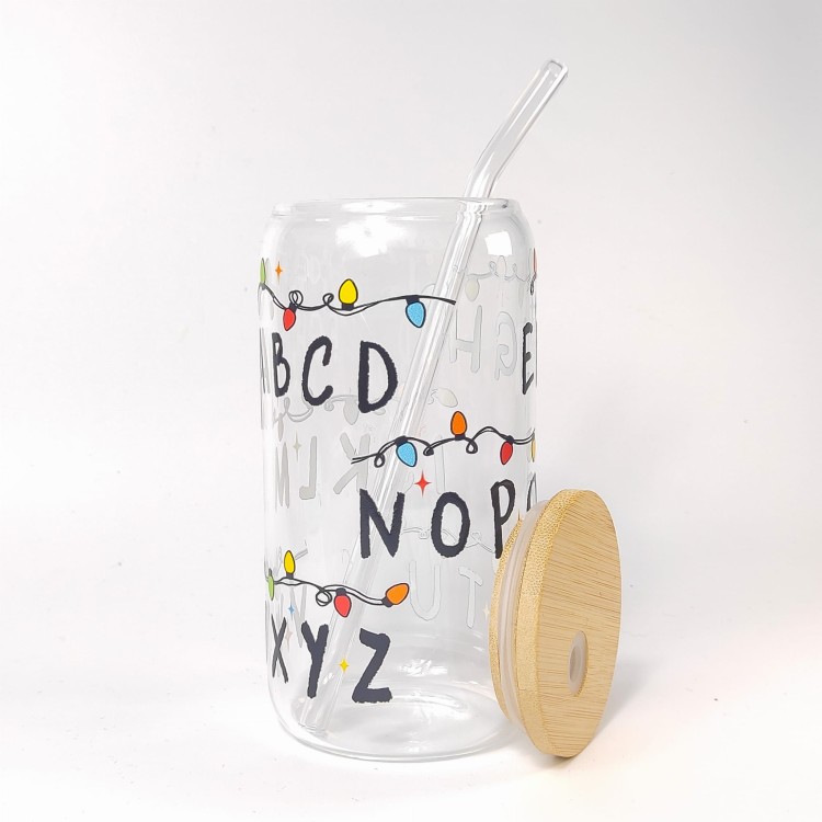 Szklany kubek 550 ml z bambusową pokrywką i słomką - ABCD z lampkami świątecznymi inspirowane The Strangers Things - pocichutku.pl