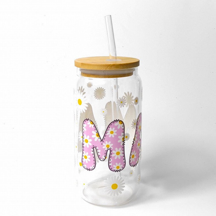 Szklany kubek 550 ml z rurką i pokrywką - różowy, pluszowy napis "mama" z stokrotkami na i wokół napisu - pocichutku.pl