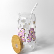 Szklany kubek 550 ml z rurką i pokrywką - różowy, pluszowy napis "mama" z stokrotkami na i wokół napisu - pocichutku.pl