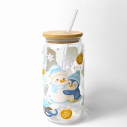 Szklany kubek 550 ml z rurką i pokrywką - zimowy pingwinek z bałwankiem, zabawy na śniegu - pocichutku.pl