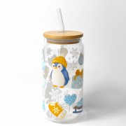 Szklany kubek 550 ml z rurką i pokrywką - zimowy pingwinek z bałwankiem, zabawy na śniegu - pocichutku.pl