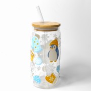 Szklany kubek 550 ml z rurką i pokrywką - zimowy pingwinek z bałwankiem, zabawy na śniegu - pocichutku.pl