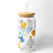 Szklany kubek 550 ml z rurką i pokrywką - zimowy pingwinek z bałwankiem, zabawy na śniegu - pocichutku.pl